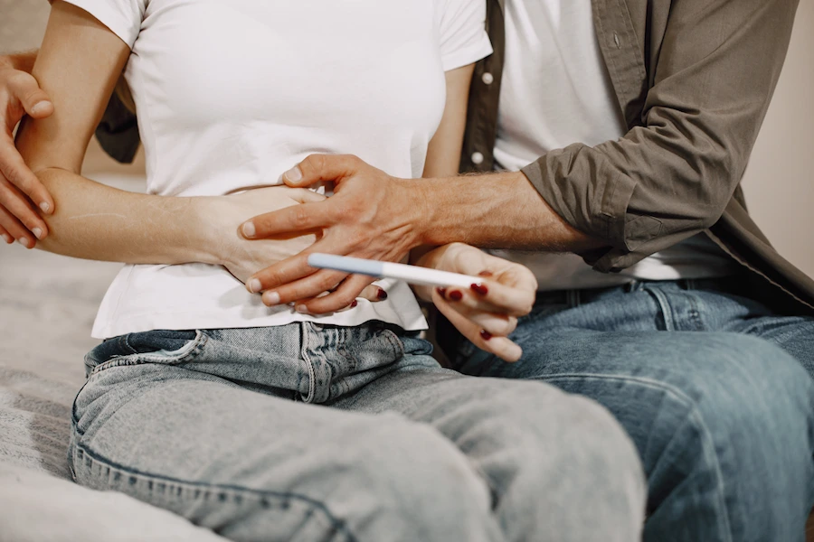 Casal com teste de gravidez negativo na mão