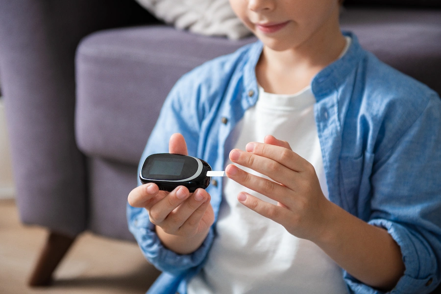 Menino com diabetes a fazer medição de glicemia
