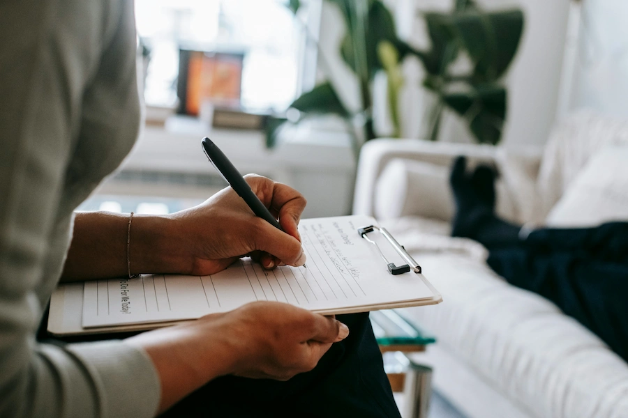Terapeuta em sessão de psicologia clínica